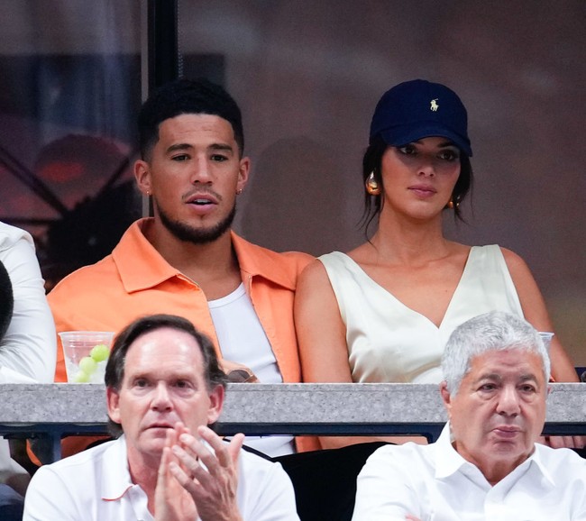Devin Booker dan Kendall Jenner menunjukkan kemesraan mereka di publik. Kendall bersandar di bahu Devin dan terkadang sang pebasket memeluk bahu saudari tiri Kim Kardashian tersebut. Foto: Gotham/GC Images
