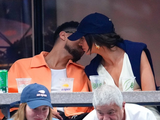 Kendall Jenner dan Devin Booker tak segan menunjukkan bahasa tubuh keduanya adalah pasangan kekasih. Foto: Gotham/GC Images