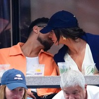 Kendall Jenner dan Devin Booker tak segan menunjukkan bahasa tubuh keduanya adalah pasangan kekasih. Foto: Gotham/GC Images