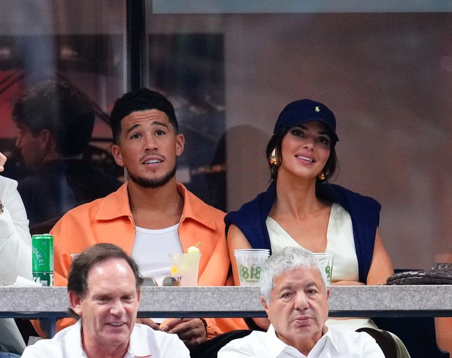 Seperti dikutip dari Daily Mail, Kendall Jenner dan Devin Booker menjalani hubungan cinta putus-sambung. Keduanya dikabarkan putus hubungan pada Juni 2022 dan kembali bersama pada Agustus 2022. Foto: Gotham/GC Images