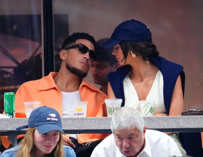 Kendall Jenner dan Devin Booker dikabarkan dekat sejak 2018. Namun baru pada 2020, mereka disebut pacaran. Kendall pun meresmikan hubungan dalam postingan pada Hari Valentine awal tahun 2021. Foto: Gotham/GC Images