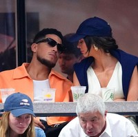 Kendall Jenner dan Devin Booker dikabarkan dekat sejak 2018. Namun baru pada 2020, mereka disebut pacaran. Kendall pun meresmikan hubungan dalam postingan pada Hari Valentine awal tahun 2021. Foto: Gotham/GC Images