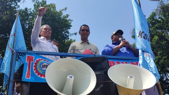 Kepala Sekretariat Presiden (Kasetpres) Heru Budi Hartono mendatangi massa buruh yang berdemo di sekitar kawasan Patung Kuda