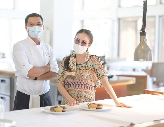 Keseruan Momo Geisha Saat Masak hingga Makan Depan Kulkas Keseruan Momo Geisha Saat Masak hingga Makan Depan Kulkas