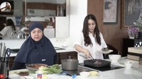 Tak hanya bersama chef, Momo juga dikenal suka belajar masak dengan orang lain. Potret ini diambil ketika Momo mencoba masak daging. Foto: Instagram @therealmomogeisha