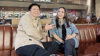 Momo Geisha juga pernah nongkrong bareng artis ternama loh. Salah satunya ketika Momo nongkrong di kafe bersama Ariel Noah. Foto: Instagram @therealmomogeisha