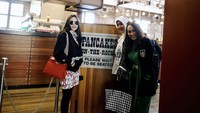 Saat liburan ke luar negeripun, Momo Geisha tak lupa mampir ke restoran legendaris. Terlihat momen ini ketika Momo sedang antri di restoran populer. Foto: Instagram @therealmomogeisha