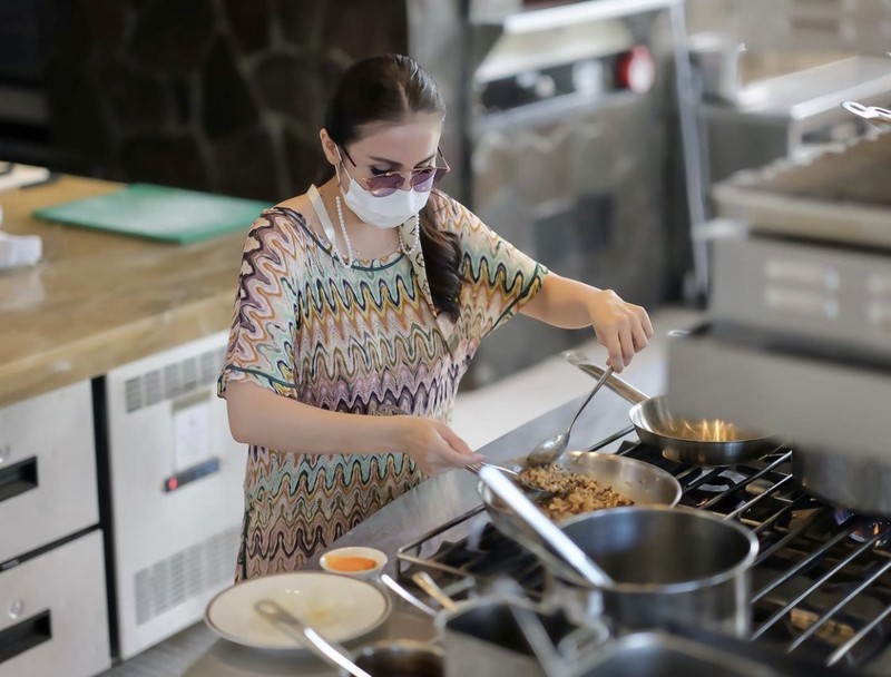 Keseruan Momo Geisha Saat Masak hingga Makan Depan Kulkas