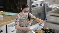 Sudah tak aktif bersama band Geisha, Momo saat ini menjadi ibu rumah tangga yang suka masak. Bahkan masakannya mirip seperti di restoran bintang lima loh. Foto: Instagram @therealmomogeisha