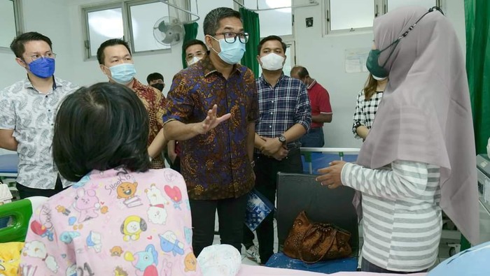 Ketua DPD Demokrat Sumut Lokot Nasution saat menjenguk anak penderita HIV di RSUP H Adam Malik. (Foto: Istimewa)