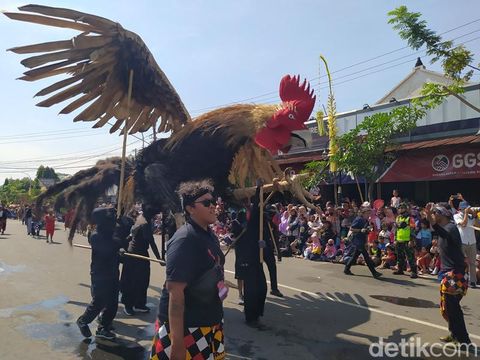 Kirab budaya dari Candi Pawon menuju Taman Lumbini Candi Borobudur, Kabupaten Magelang, Senin (12/9/2022).