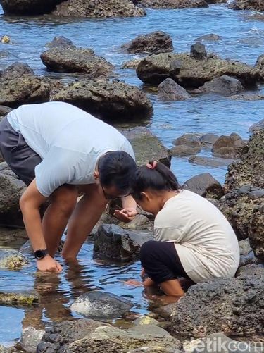 Kisah Amel yang merawat ayahnya sedang sakit stroke seorang diri viral di media sosial.