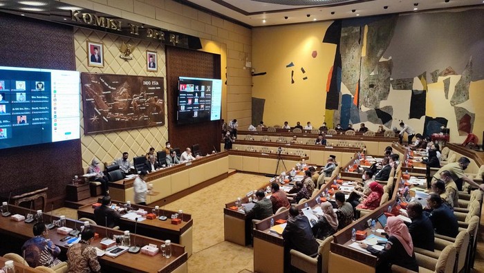 Komisi II DPR mulai bahas 6 Rancangan Perbawaslu bersama Kemendagri, KPU, Bawaslu, dan DKPP, di ruang rapat Komisi II DPR, kompleks parlemen, Senayan, Jakarta, Senin (12/9/2022).