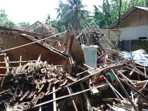 Rumah Muhidin Porak-poranda Diterjang Angin Kencang Pangandaran