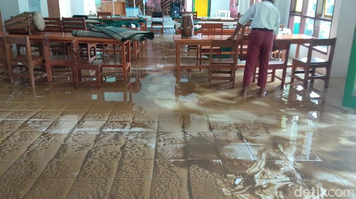 Kondisi SLBN Widiasih yang terendam banjir di Pangandaran