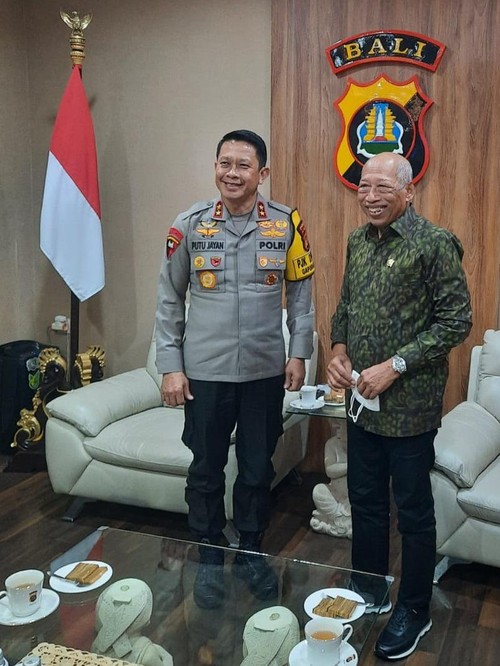 Kapolda Bali Irjen Pol Putu Jayan Danu Putra bersama Anggota Komisi III DPR RI Dapol Bali Wayan Sudirta saat kunker di Mapolda Bali, Senin (12/09/2022)
