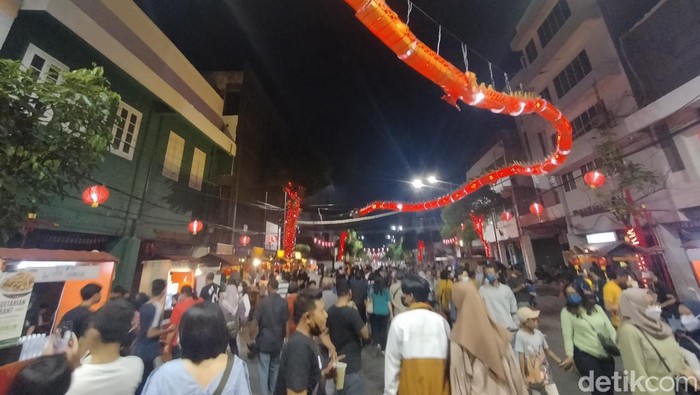 Pemkot Surabaya kembali menghidupkan suasana pecinan Kya-kya. Selama 2 hari setelah diresmikan, kawasan yang berada di Surabaya Utara ini dipadati pengunjung.