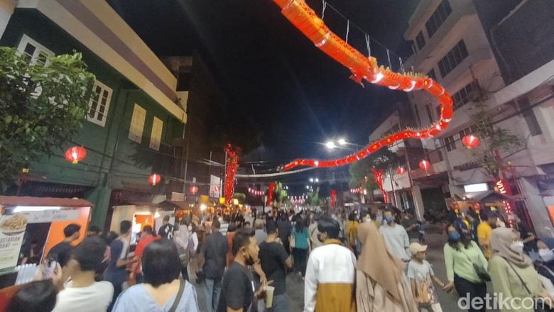Kya-kya Surabaya Pemkot Surabaya kembali menghidupkan suasana pecinan Kya-kya. Selama 2 hari setelah diresmikan, kawasan yang berada di Surabaya Utara ini dipadati pengunjung.