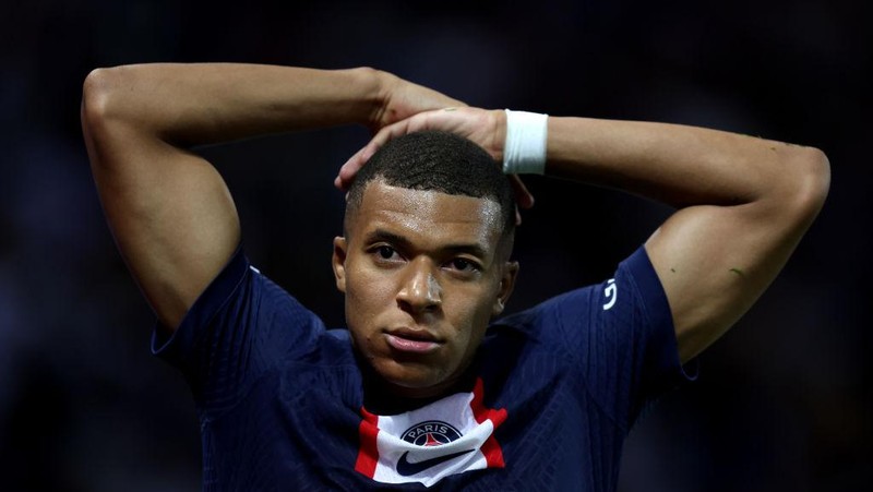 PARC DES PRINCES, PARIS, FRANCE - 2022/09/06: Kylian Mbappe of Paris Saint-Germain Fc  looks on during the Uefa Champions League Group H match between Paris Saint Germain Fc and Juventus Fc.  Paris Saint-Germain Fc wins 2-1 over Juventus Fc. (Photo by Marco Canoniero/LightRocket via Getty Images)
