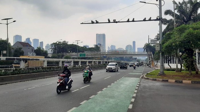 Lalu lintas Jl Gatot Subroto depan DPR masih normal jelang demo, Senin (12/9/2022).