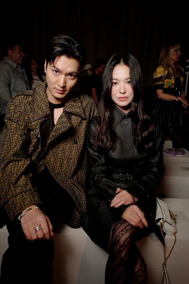 Lee Min Ho tak sendiri. Dia hadir bersama aktris Song Hye Kyo yang juga didapuk sebagai brand ambassador Fendi. Foto: Getty Images