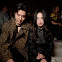Lee Min Ho tak sendiri. Dia hadir bersama aktris Song Hye Kyo yang juga didapuk sebagai brand ambassador Fendi. Foto: Getty Images
