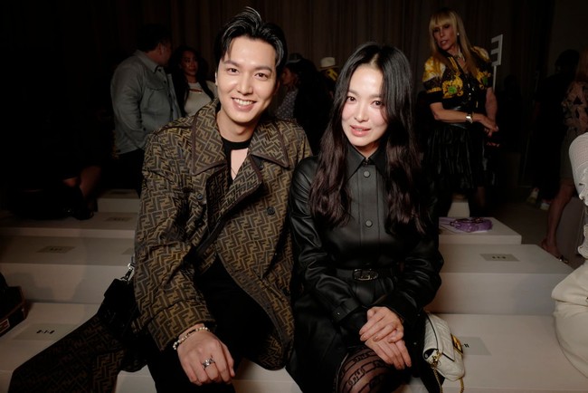 Meskipun baru pertama kali bertemu, Lee Min Ho dan Song Hye Kyo terlihat asik berbincang seperti yang terlihat dalam foto dan video yang beredar di media sosial. Foto: Getty Images