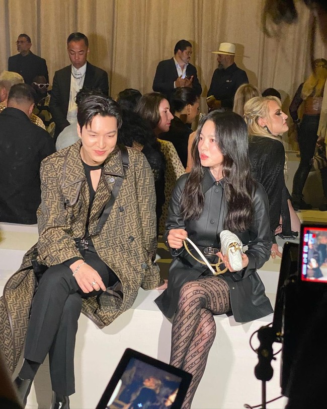 Bahkan dalam video yang dibagikan akun Instagram @lofficielmalaysia, Lee Min Ho terlihat salah tingkah setelah menyandarkan kepalanya ke arah Song Hye Kyo. Tak sedikit yang menilai keduanya serasi. Foto: dok. Instagram @m_a_r_c_m