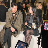 Bahkan dalam video yang dibagikan akun Instagram @lofficielmalaysia, Lee Min Ho terlihat salah tingkah setelah menyandarkan kepalanya ke arah Song Hye Kyo. Tak sedikit yang menilai keduanya serasi. Foto: dok. Instagram @m_a_r_c_m