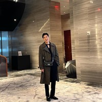 Lee Min Ho tampil karismatik memakai koleksi terbaru Fendi selama acara peragaan busana tersebut berlangsung. Sejumlah selebriti dan influencer pun mengajak pemain serial Apple TV Pachinko itu berfoto. Foto: dok. Instagram @hj_jung1025