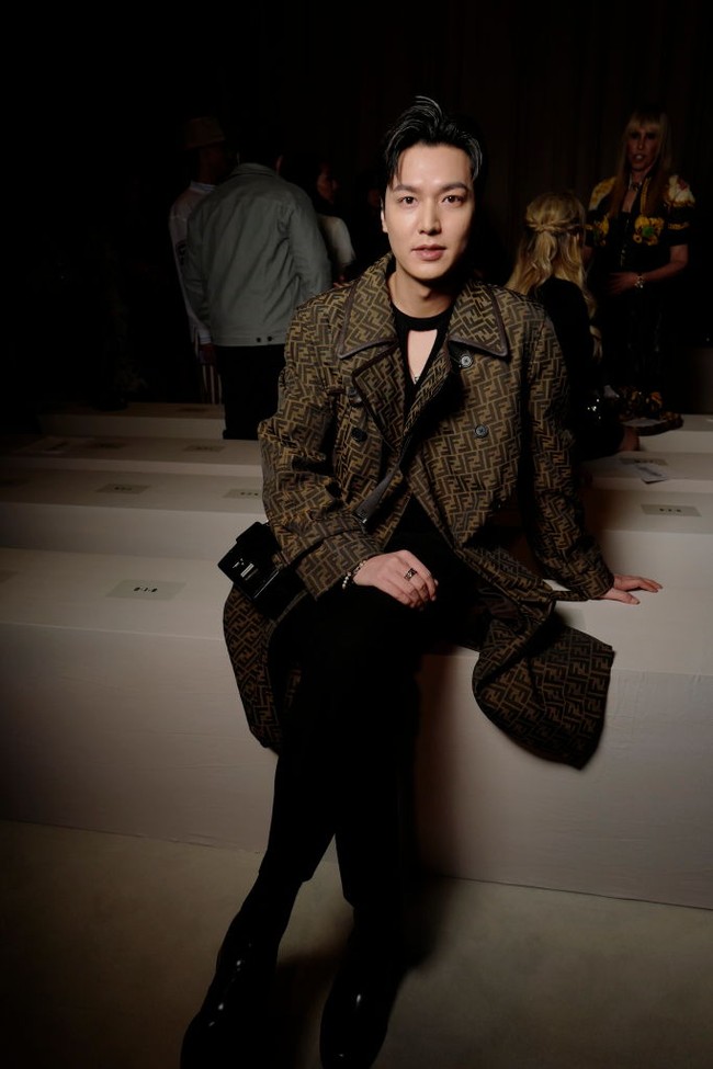 Sang aktor memakai koleksi ‘Multicolor Fabric Trench Coat’ yang dihiasi corak logo Fendi seharga 5,500 dollar atau setara Rp 81 jutaan. Lee Min Ho juga memakai koleksi ‘Black Wool Jumper’ yang memiliki aksen cut out pada bagian tengah dan mengekspos bagian dadanya, ‘Black Leather Ankle Boots’, dan ‘Baguette Soft Trunk Black Leather Bag’. Foto: Getty Images