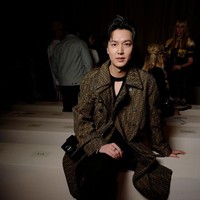 Sang aktor memakai koleksi ‘Multicolor Fabric Trench Coat’ yang dihiasi corak logo Fendi seharga 5,500 dollar atau setara Rp 81 jutaan. Lee Min Ho juga memakai koleksi ‘Black Wool Jumper’ yang memiliki aksen cut out pada bagian tengah dan mengekspos bagian dadanya, ‘Black Leather Ankle Boots’, dan ‘Baguette Soft Trunk Black Leather Bag’. Foto: Getty Images