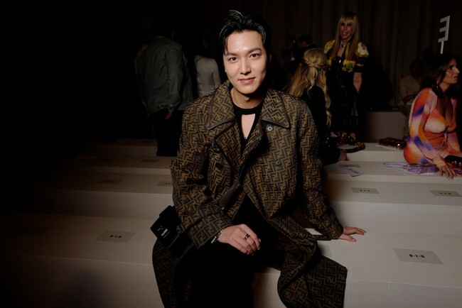 Penampilan Lee Min Ho dilengkapi dengan sejumlah aksesori keluaran brand tersebut antara lain cincin dengan ukiran logonya ‘Fendi FF Silver-Colored Ring’, gelang mutiara ‘Fendi O’Clock White Bracelet’, dan kalung berliontin logo Fendi, ‘Fendi FF Silver-Colored Necklace’. Foto: Getty Images