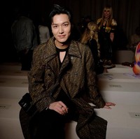 Penampilan Lee Min Ho dilengkapi dengan sejumlah aksesori keluaran brand tersebut antara lain cincin dengan ukiran logonya ‘Fendi FF Silver-Colored Ring’, gelang mutiara ‘Fendi O’Clock White Bracelet’, dan kalung berliontin logo Fendi, ‘Fendi FF Silver-Colored Necklace’. Foto: Getty Images