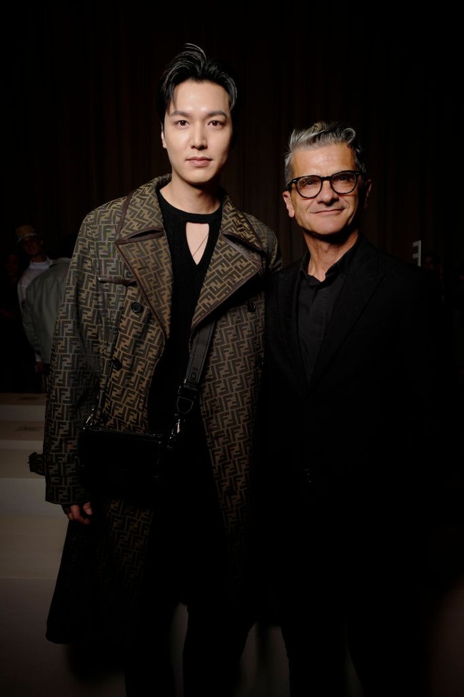 Dalam kesempatan itu, Lee Min Ho juga berfoto bersama chairman dan CEO Fendi, Serge Brunschwig. Dia menghabiskan malam di New York dengan mengunjungi Midnight Theater sebelum kembali ke Korea Selatan. Foto: Getty Images