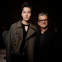 Dalam kesempatan itu, Lee Min Ho juga berfoto bersama chairman dan CEO Fendi, Serge Brunschwig. Dia menghabiskan malam di New York dengan mengunjungi Midnight Theater sebelum kembali ke Korea Selatan. Foto: Getty Images