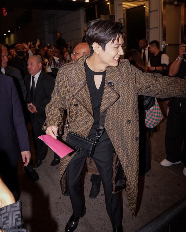 Sang aktor mendapat sambutan meriah sejak tiba di venue dan turun dari mobil. Aura bahagia pun terpancar dari Lee Min Ho saat menghampiri penggemar yang telah menunggu kedatangannya malam itu. Foto: dok. Instagram @cameramandg