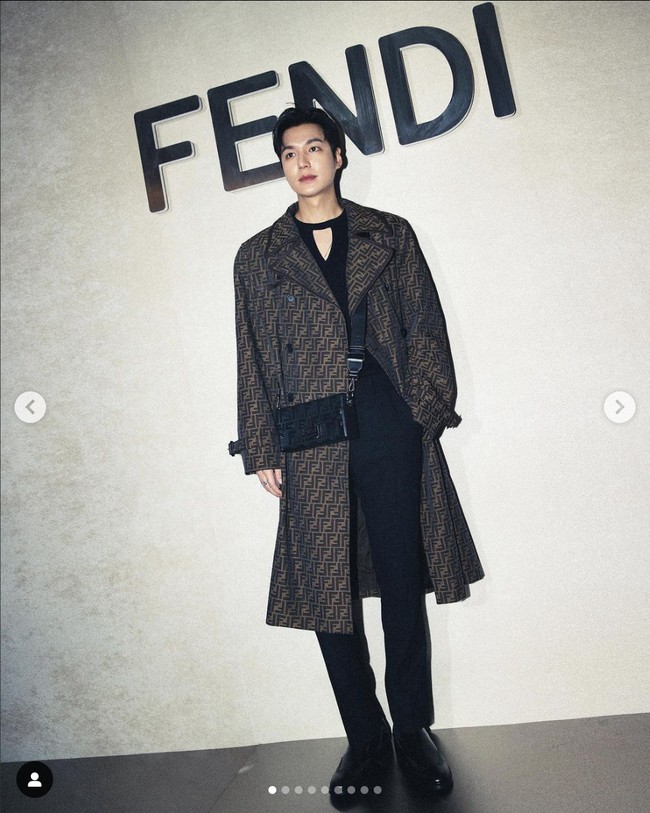 Lee Min Ho menjadi tamu spesial Fendi di acara New York Fashion Week 2022. Acara peragaan busana yang digelar pada Jumat (9/9/2022) itu sekaligus memperingati 25 tahun koleksi Fendi Baguette dirilis. Foto: dok. Instagram @dailyfashion_news