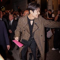 Sang aktor mendapat sambutan meriah sejak tiba di venue dan turun dari mobil. Aura bahagia pun terpancar dari Lee Min Ho saat menghampiri penggemar yang telah menunggu kedatangannya malam itu. Foto: dok. Instagram @cameramandg