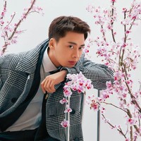 Li Yifeng pernah tampil di sejumlah majalah fashion. Inilah penampilannya di majalah Bazaar. Foto: dok. Instagram/@liyifengofficial