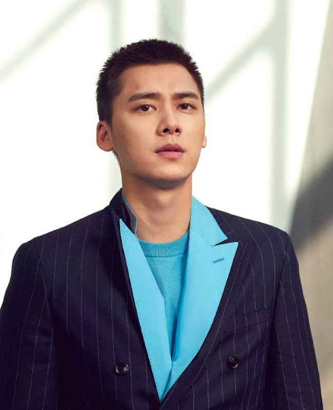 Skandal Li Yifeng sewa prostitusi awalnya beredar di media sosial Weibo. Rumor menyebutkan bahwa aktor 35 tahun itu mengunjungi rumah bordil pada 19 Agustus 2022. Menurut kabar, dia sempat ditahan selama 14 hari. Foto: dok. Instagram/@liyifengofficial