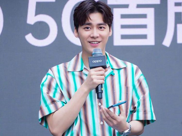 Foto Aktor China Sewa Prostitusi, Ditangkap Sampai Dipecat Jadi Bintang Prada