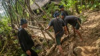 Suku Baduy membetulkan jembatan bambu yang tergerus air hujan. Dilaporkan sebanyak 9 rumah terdampak banjir dan 3 rumah terdampak longsor.  
