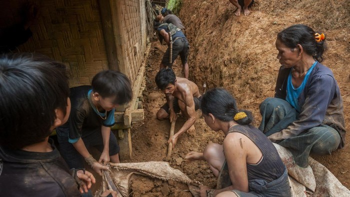 Sejumlah warga Suku Baduy membersihkan sisa-sisa longsoran tanah di Desa Kanekes, Lebak, Banten, Senin (12/9/2022). Sebanyak 9 rumah terdampak banjir, 3 rumah terdampak longsor, dan 2 akses jembatan pengubung warga Suku Baduy rusak akibat hujan deras yang mengguyur wilayah tersebut pada Minggu (11/9/2022) sore. ANTARA FOTO/Muhammad Bagus Khoirunas/aww.