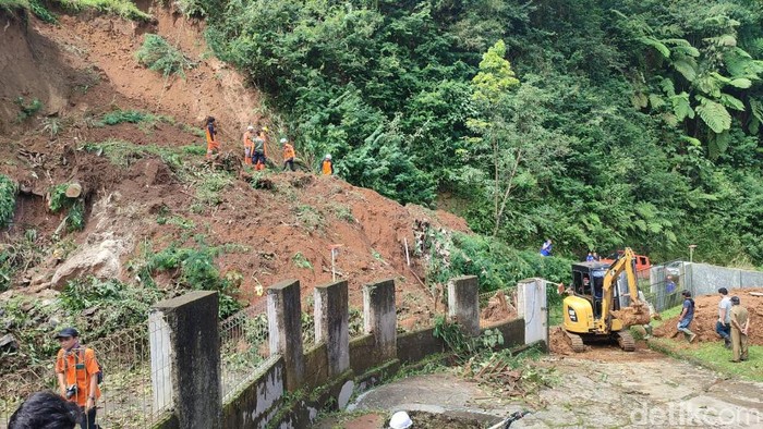 Longsor Terjang Sukamaju Ciamis, Akses Jalan Tertutup