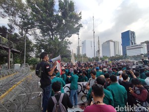 Mahasiswa Demo di Patung Kuda, Tolak Harga BBM Naik-Minta IKN Ditunda