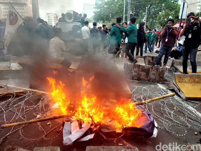 Mahasiswa demo menolak kenaikan harga BBM di kawasan Patung Kuda, Jakpus. Sebelum bubar, mahasiswa membakar sejumlah spanduk dan sampah di lokasi. (Rizky AM/detikcom)