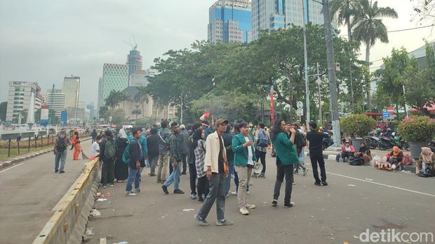 Mahasiswa demo menolak kenaikan harga BBM di kawasan Patung Kuda, Jakpus. Sebelum bubar, mahasiswa membakar sejumlah spanduk dan sampah di lokasi. (Rizky AM/detikcom)