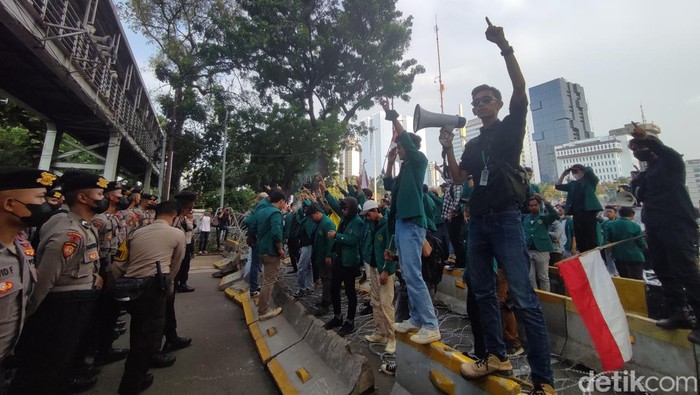 Mahasiswa demonstrasi menolak kenaikan harga BBM di Patung Kuda. Mahasiswa menyinggung soal Ketua DPR RI Puan Maharani dan Ketum PDIP Megawati Soekarnoputri. (dok detikcom)