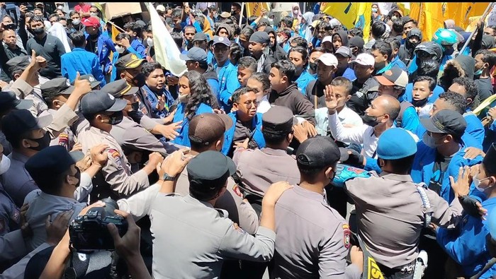 mahasiswa pmii bojonegoro demo tolak bbm naik